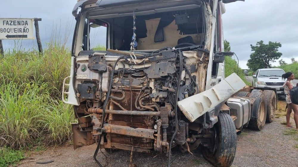 Caminhão e van bateram de frente na TO-280 e 12 pessoas morreram — Foto: Divulgação/Prefeitura de Almas