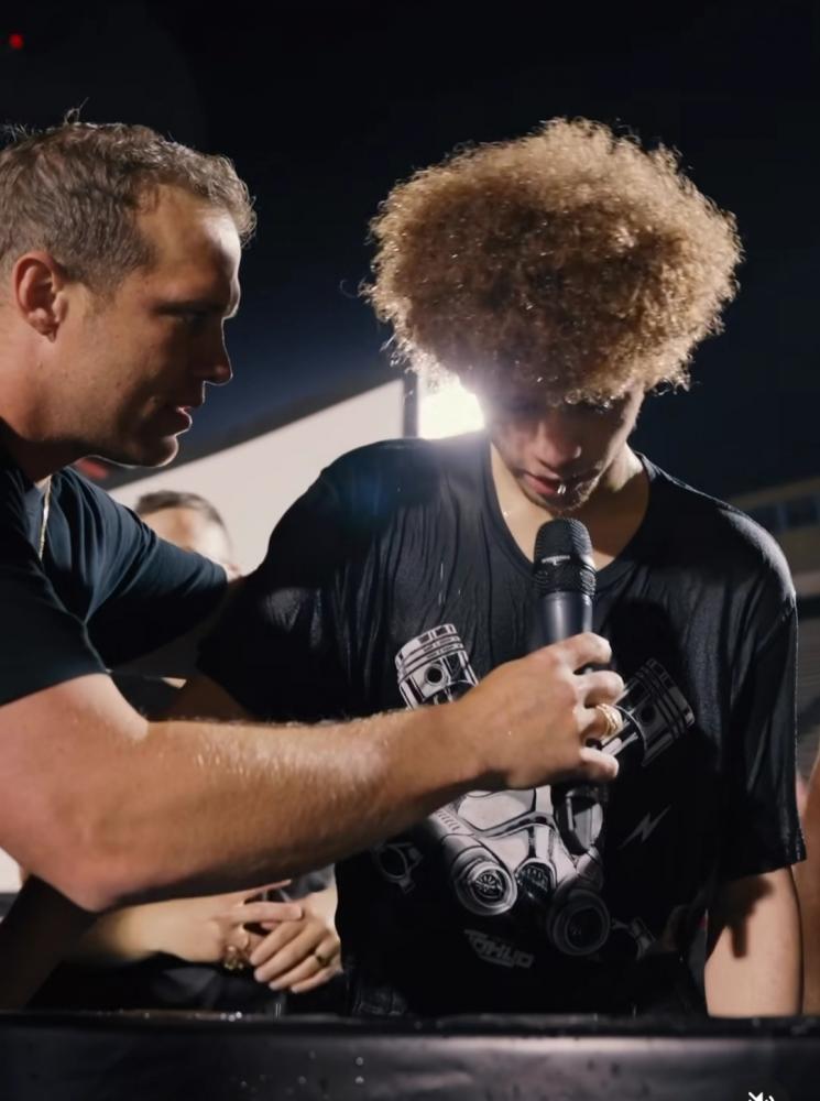 Dylan teve um encontro poderoso com o amor de Deus durante o evento evangelítico. (Foto: Reprodução/Instagram/Daniel Kolenda).