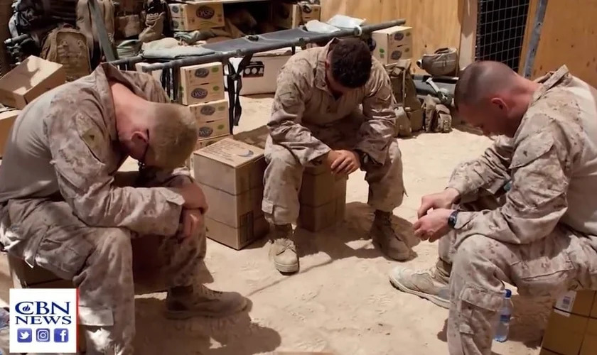 Fuzileiros navais orando na região da guerra. (Foto: Reprodução/CBN News)