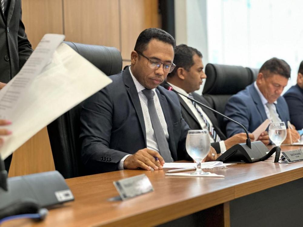 Daniel Nascimento preenche mais uma demanda: faixa de pedestre em frente à Escola Professora Elizângela Glória Cardoso