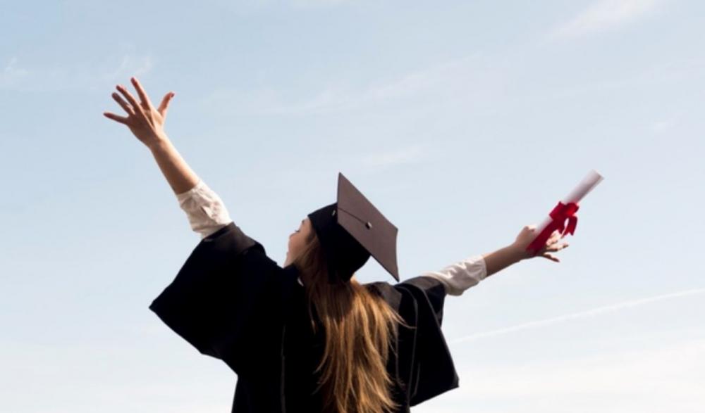 Estudante surpreende ao evangelizar durante a formatura, compartilhando uma mensagem poderosa sobre Jesus