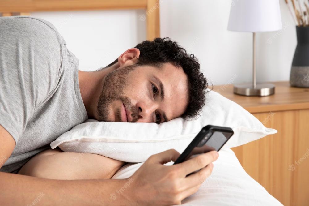 Pastor John Piper faz alerta sobre hábito de ver celular ao acordar