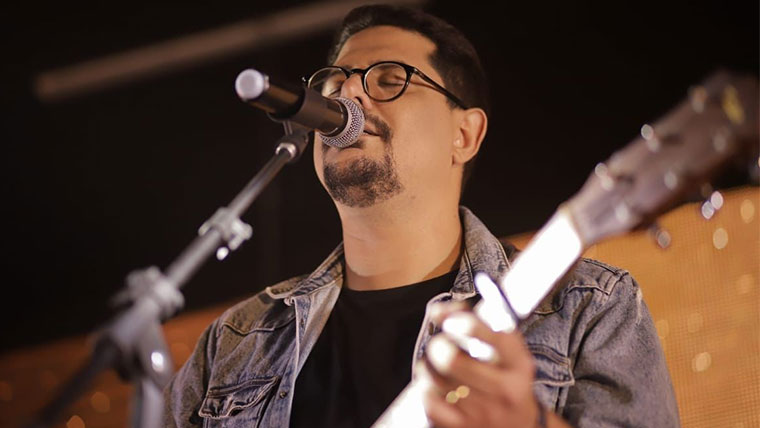 Fred Arrais canta sobre o perdão em “A Voz”