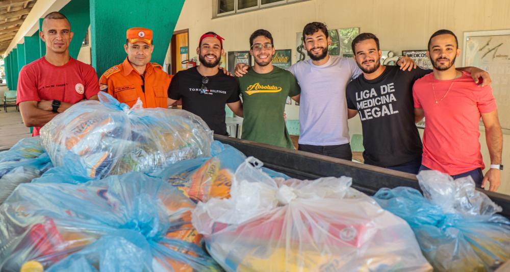 Acadêmicos de Medicina da UFT doam cerca de 100 cestas básicas para alunos do CEMIL Margarida Lemos Gonçalves