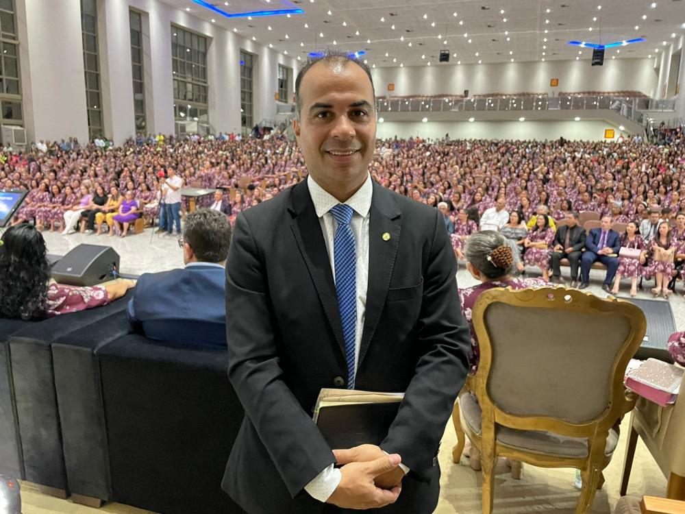 Deputado Filipe Martins durante congresso CIBE