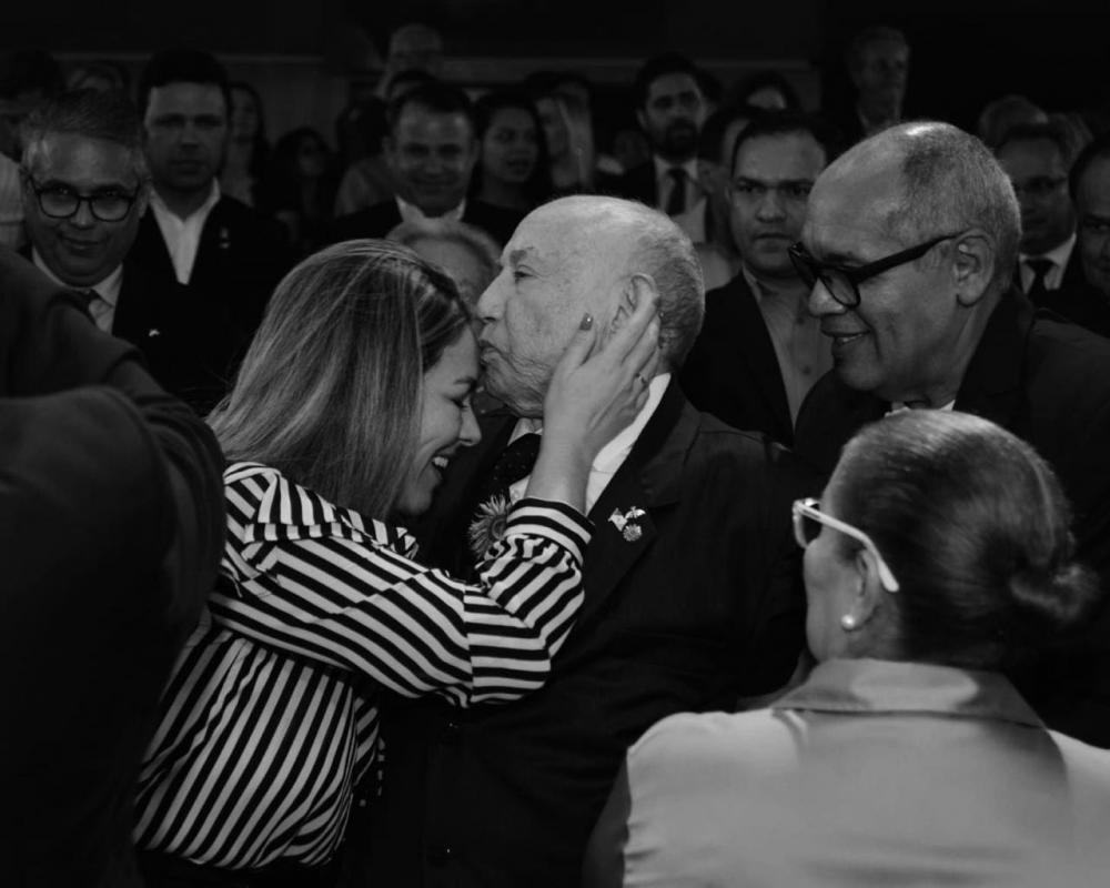 Prefeita Cinthia lamenta morte de Siqueira Campos: 