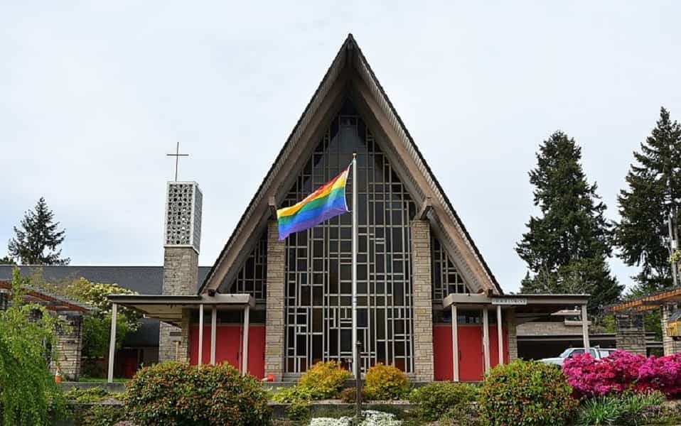 Igreja Metodista Unida Comunidade Sand Point nos EUA com uma bandeira do movimento LGBT (Foto: Wikimedia Commons).