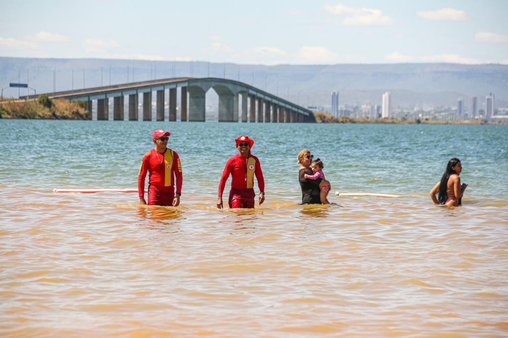 Praias de Palmas e do interior recebem apoio de bombeiros militares