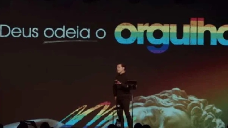 Pastor André Valadão durante culto na igreja Lagoinha, em Orlando