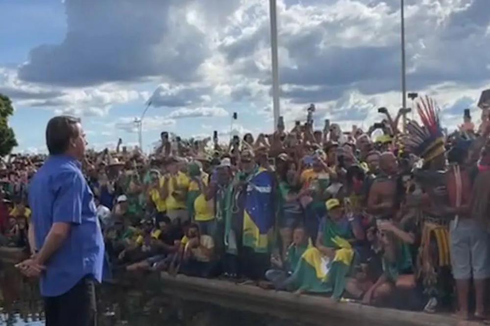 Bolsonaro rompe silêncio em pronunciamento para apoiadores reunidos em frente ao Alvorada