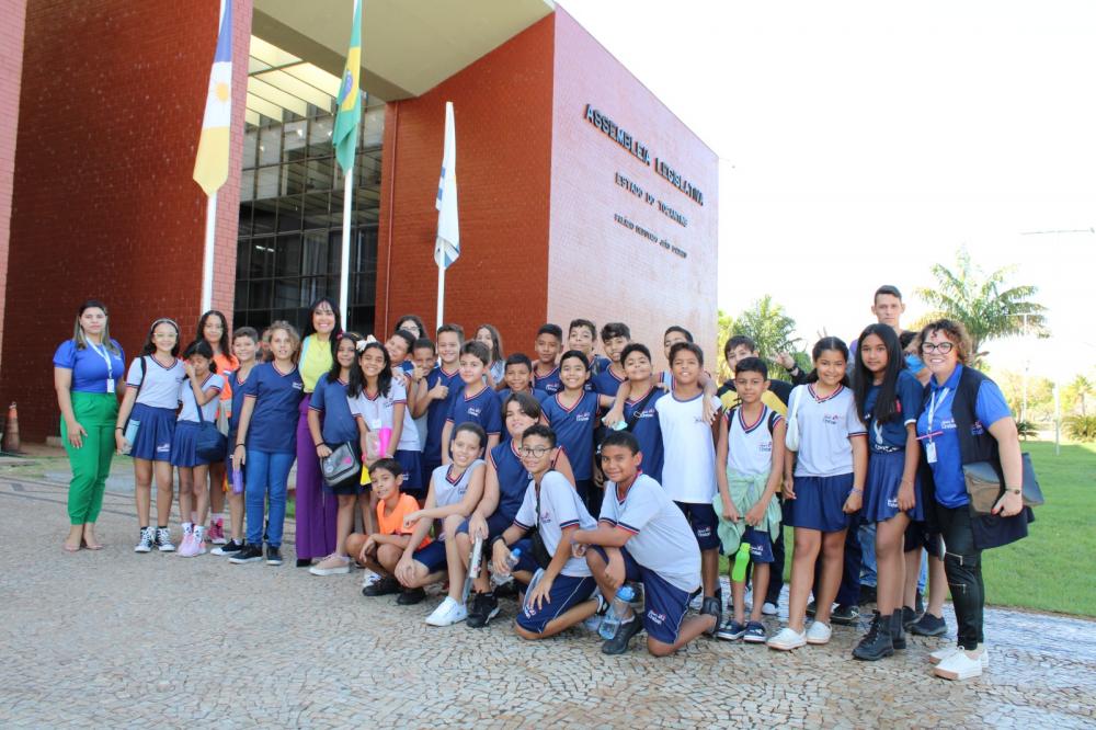 Deputada estadual Professora Janad Valcari recebe alunos do colégio Albert Einstein na Assembleia