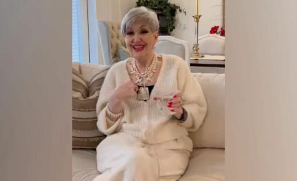 Devi Titus morre aos 75 anos; autora inspirou milhares de mulheres no Brasil