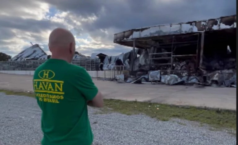 Luciano Hang visita loja que pegou fogo na Bahia e desabafa: “Deus vai reconstruir”