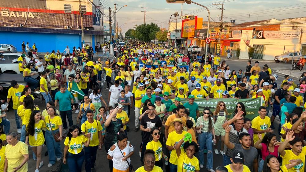 Evento religioso reúne comunidade em uma festa de fé, louvor e unidade, contando com a presença de Mylla Karvalho, Jeferson e Suelen, e outras atrações musicais.