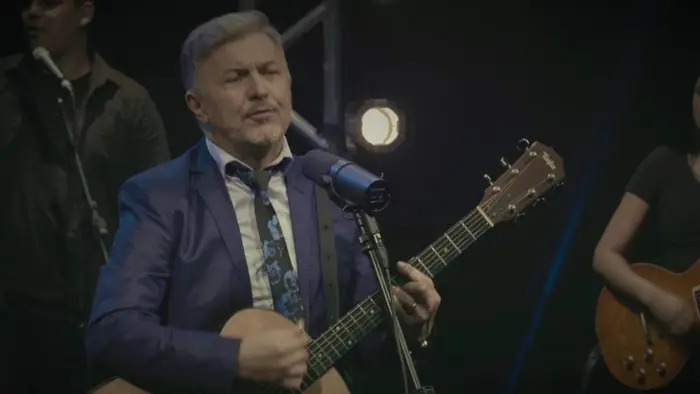 O cantor e compositor Waldecy Aguiar encerra o ano com lançamento do clipe “De coração Pra Coração” um clássico de 30 anos