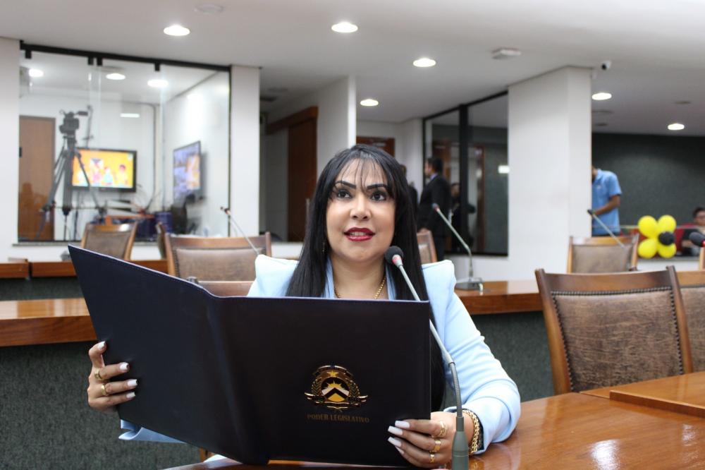 Professora Janad Valcari faz cobrança da implantação do programa Remédio na Porta em Palmas