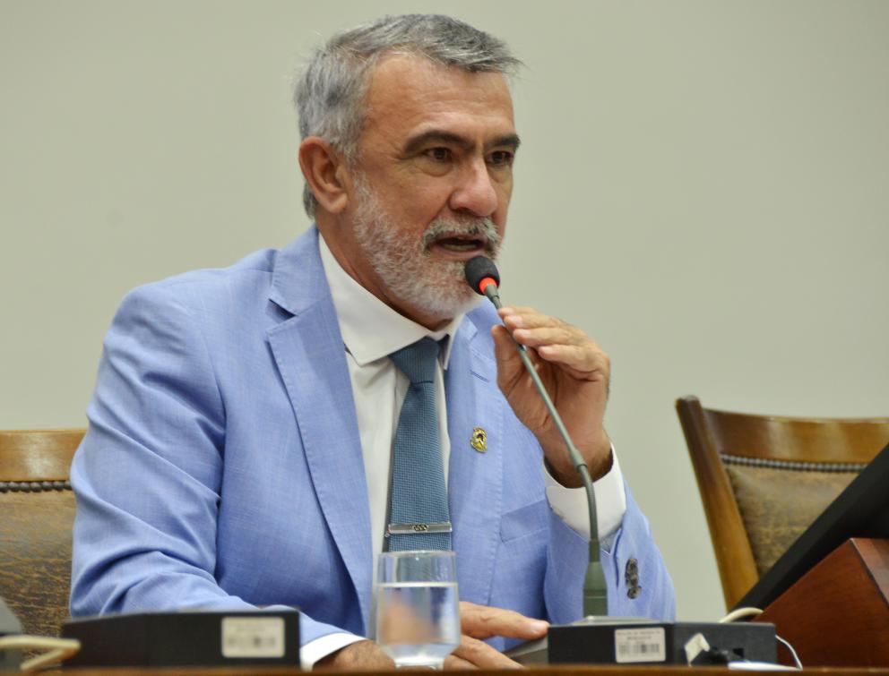 Deputado Amélio Cayres requer reforma e climatização na sala de espera da ala infantil do HGP