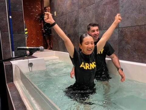 Capelão leva mais de 150 soldados ao batismo em base militar de recrutas nos Estados Unidos