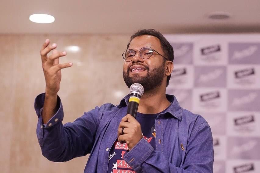 Deputado federal Pr. Henrique Vieira comemora derrota da direita e comenta “Deus para todes”