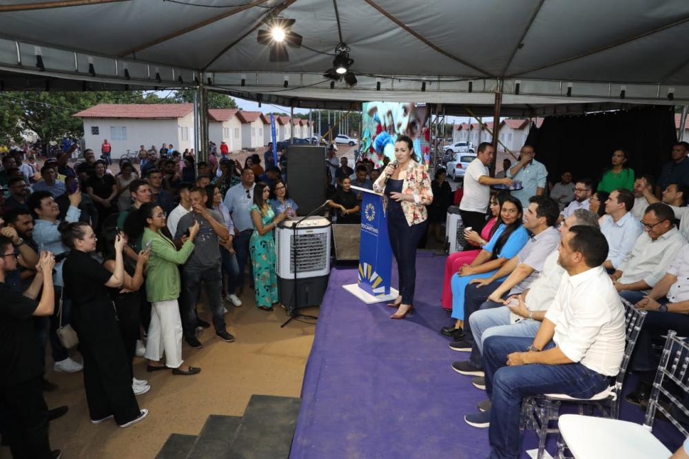 Prefeita Cinthia Ribeiro entrega casas em Taquari em comemoração aos 35 anos do Tocantins