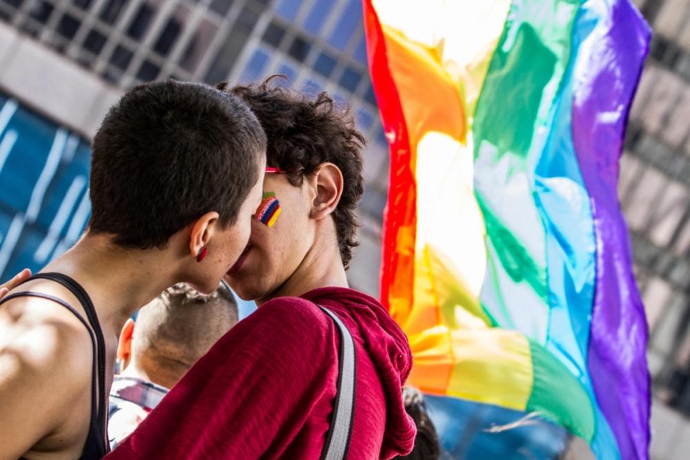 Amazonas aprova lei que proíbe a participação de menores na parada gay