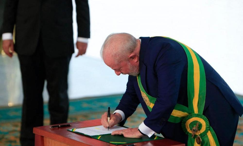 Lula assinando decretos