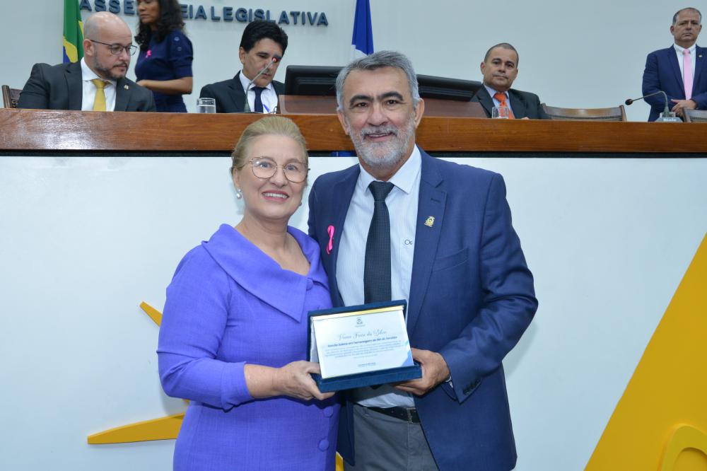 Presidente da Aleto homenageia servidora pelos 35 anos de dedicação à Casa de Leis