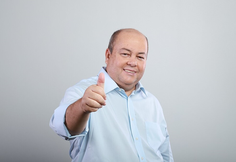 Vice-prefeito André Gomes homenageia servidores municipais