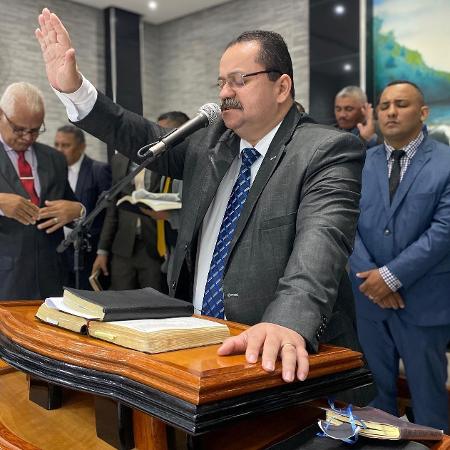 Pastor acusado de aplicar golpes de quase R$ 3 milhões em fiéis se entregará nesta quarta