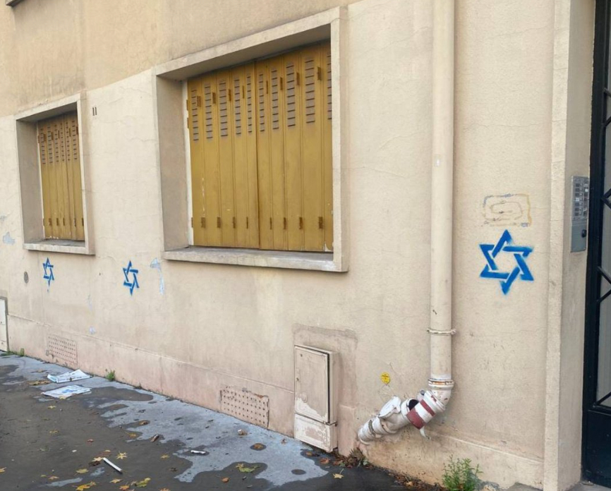 Em Paris, casas são marcadas com a Estrela de Davi para facilitar ataques