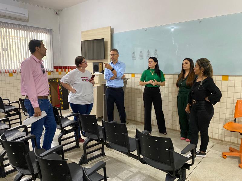 Secretários visitam unidades educacionais da região central