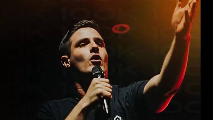 Influenciador e líder evangélico Victor Bonato, acusado de estuprar 3 jovens, é solto após 2 meses preso