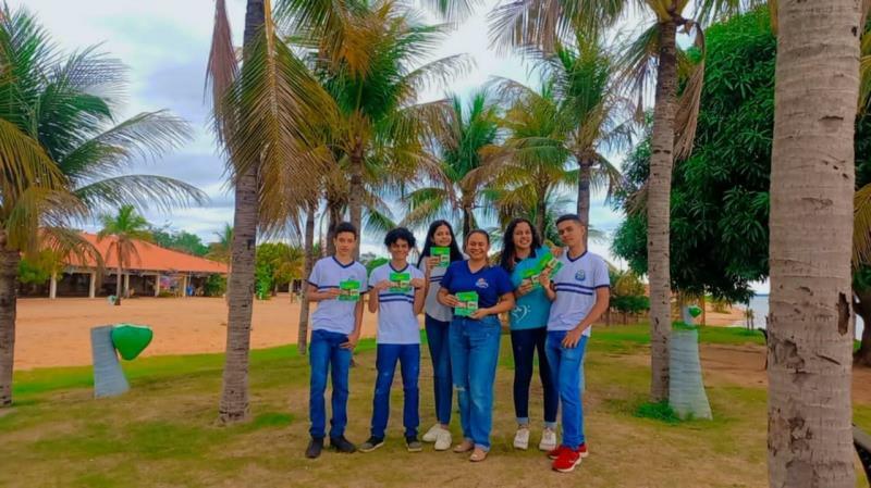Estudantes da Escola Municipal Beatriz Rodrigues realizam ação de educação ambiental na Praia das Arnos