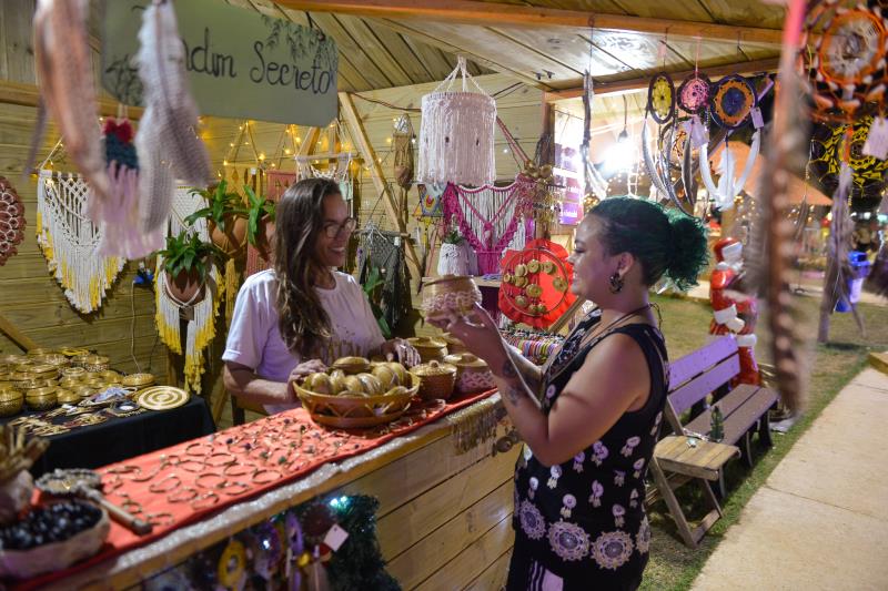 Artesanatos e comidas típicas de época atraem o público no Natal Cidade Encantada