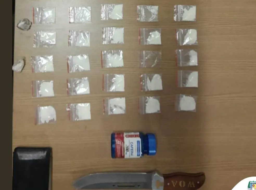 Homem monitorado por tornozeleira eletrônica é flagrado com diversas porções de cocaína e maconha