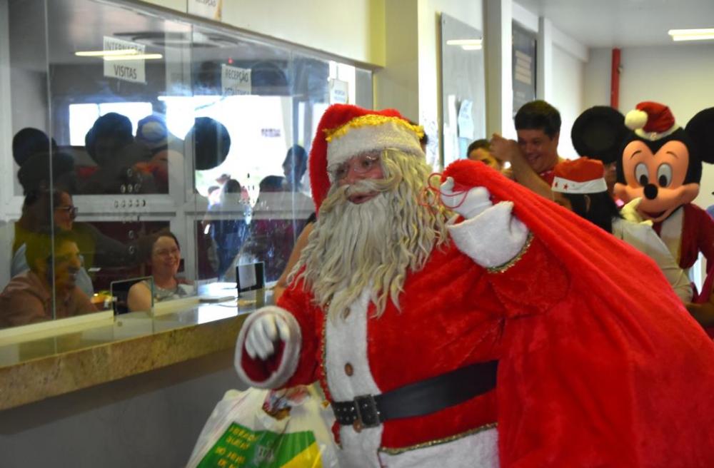 Papai Noel entrega presentes no Hospital Geral de Palmas
