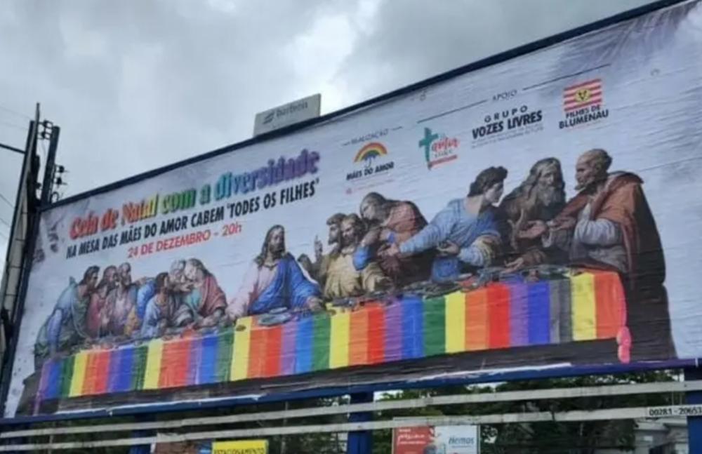 Jesus é retratado com temática LGBT em outdoor de “Ceia de Natal”