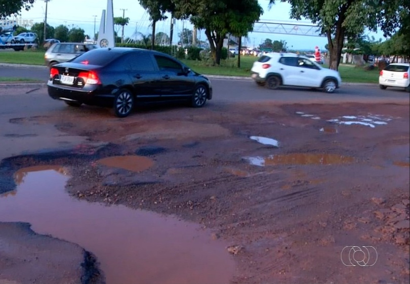 Em rotatória de Taquaralto, veículos sobem até em calçada para tentar fugir de buracos