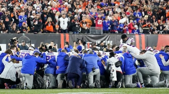 Jogador sofre parada cardíaca e time ora de joelhos