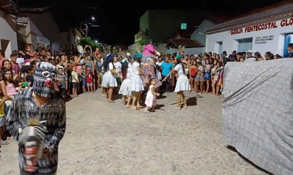 Pastor se irrita com apresentação folclórica após interrupção de culto e polícia é acionada