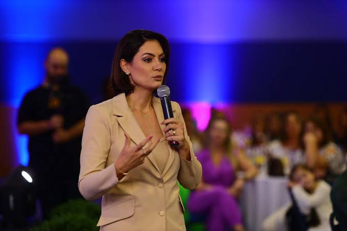 Michelle Bolsonaro, presidente do PL Mulher, anuncia processo contra militantes do PT por ameaça