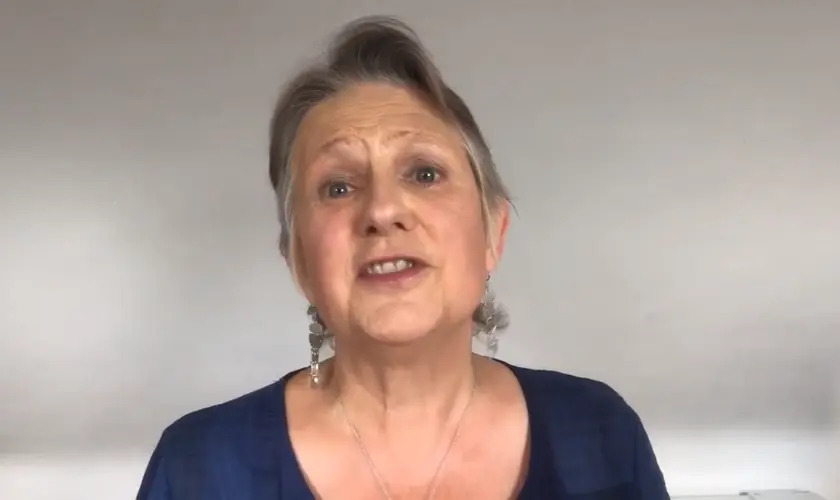 Jornalista cristã é curada de câncer e testemunha milagre de Deus