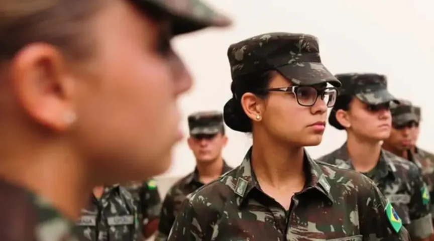 Exército defende proibição de mulheres em funções de combate
