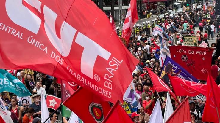 CUT faz protesto contra Milei em frente à Embaixada da Argentina