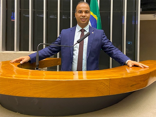 Professora Lery Silva e alunos de Arapoema, Tocantins, recebem reconhecimento do deputado Filipe Martins por destaque no ENEM 2023