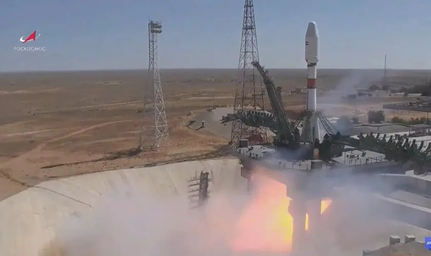 Irã lança satélite escrito ‘Messias muçulmano’ na lateral do foguete