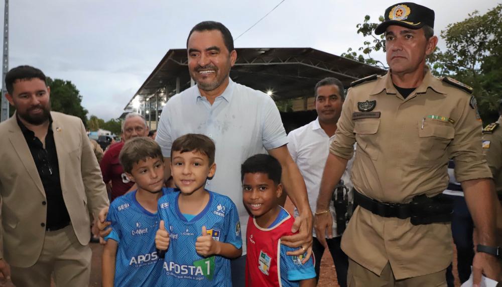 Governador Wanderlei Barbosa inaugura iluminação do campo de futebol do 1º BPM e prestigia retorno das atividades da unidade