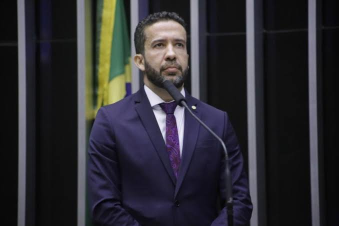 Ex-assessor do deputado Janones alega que estava bêbado ao falar de repasse