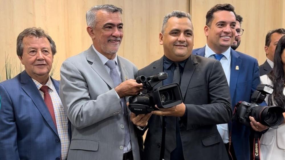 Deputados entregam equipamentos fotográficos e filmadoras para equipe técnica da Aleto