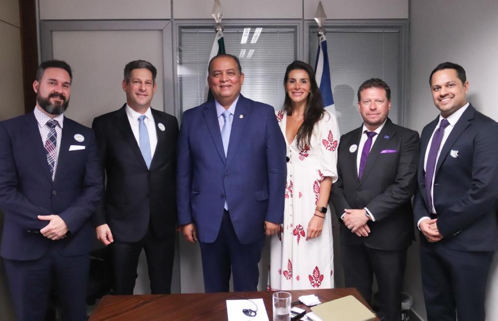 Senador Eduardo Gomes se reúne com executivos da Meta para discutir Inteligência Artificial